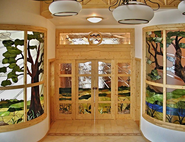 sokromý interiér - ohýbané vitráže